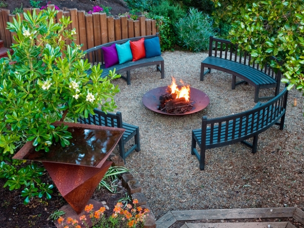 sichtschutz im garten feuerstelle kies zaun gartenboschung